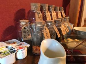 un gruppo di barattoli pieni di cibo su una tavola di Murchison Lodge a Murchison Altre 33 foto