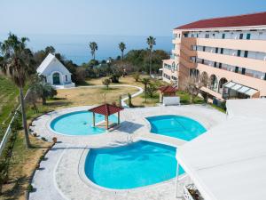 Bazén v ubytování Resort Hotel Umibe no Kajuen nebo v jeho okolí