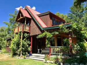 默奇森默奇森旅馆的一座红色屋顶的大木屋