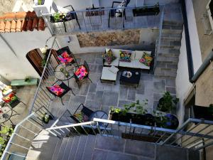 einen Blick über eine Terrasse mit Sofas und Tischen in der Unterkunft Cres Studio Till Apartment in Cres