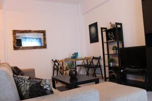 uma sala de estar com um sofá e uma mesa em Stelianas Apartment em Zakynthos