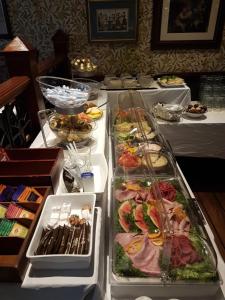 una línea de buffet con muchos tipos diferentes de comida en Senja Hotell, en Finnsnes