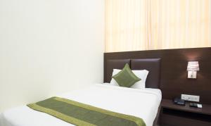 Letto o letti in una camera di Treebo King'S Court Chandrasekharpur