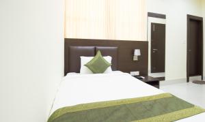 Letto o letti in una camera di Treebo King'S Court Chandrasekharpur