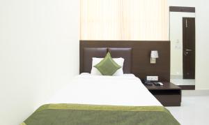 Letto o letti in una camera di Treebo King'S Court Chandrasekharpur