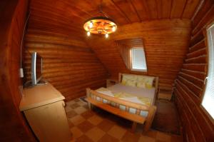 Säng eller sängar i ett rum på Rönk-wellness Panzió Mezőpeterd