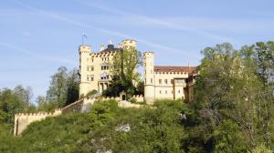 un castillo en la cima de una colina con árboles en Haus Martinsklause en Musau