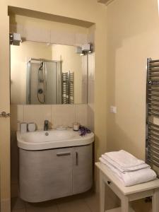 a bathroom with a sink and a mirror at La volta d'oriente in Syracuse