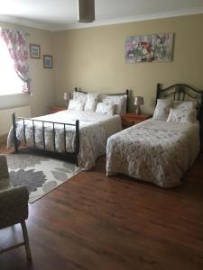 Postel nebo postele na pokoji v ubytování Heeneys Lodge B&B