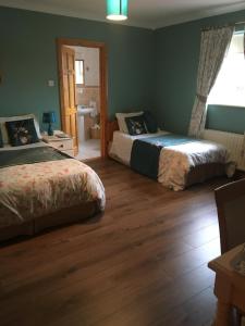 Postel nebo postele na pokoji v ubytování Heeneys Lodge B&B