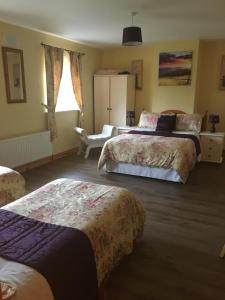 Postel nebo postele na pokoji v ubytování Heeneys Lodge B&B
