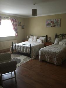 Postel nebo postele na pokoji v ubytování Heeneys Lodge B&B