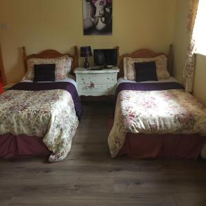 Postel nebo postele na pokoji v ubytování Heeneys Lodge B&B