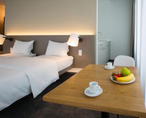 Postel nebo postele na pokoji v ubytování b_smart motel Landquart
