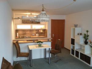 cocina con mesa y sillas en una habitación en Haus Alpensonne en Oberstaufen