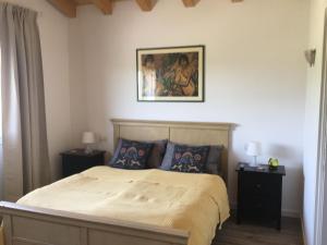 Schlafzimmer mit einem Bett mit Wandgemälde in der Unterkunft Cà Petra in Sacile