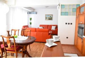 ein Wohnzimmer mit einem Tisch und einem Sofa in der Unterkunft 3 Bedroom Home with Parking Garage in The Heart of Skopje in Skopje