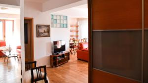 TV at/o entertainment center sa 3 Bedroom Home with Parking Garage in The Heart of Skopje