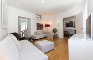 a living room with a white couch and a table at Appartment in center with parking in Pula