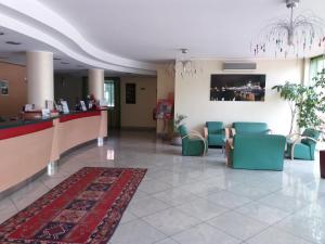 Hotel Panorama في Cambiano: لوبي مستشفى مع كراسي وكاونتر