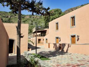 een gebouw met een boom ervoor bij Hotel Rural El Mondalón in Las Palmas de Gran Canaria