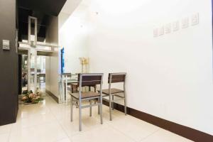 Posezení v ubytování RedDoorz Plus at Banawe Quezon City