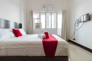 Postel nebo postele na pokoji v ubytování RedDoorz Plus at Banawe Quezon City + 28 fotografií
