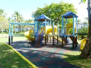 een speeltuin met een glijbaan in een park bij Blue JackTar in San Felipe de Puerto Plata