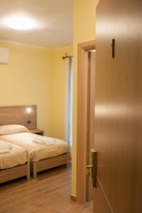 Postel nebo postele na pokoji v ubytování Hotel Ristorante Piccadilly