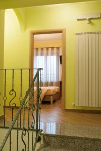 1 dormitorio con 1 cama y una escalera en una habitación en Hotel Ristorante Piccadilly, en Santhià