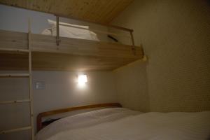 Bunk bed o mga bunk bed sa kuwarto sa Mountain Home Lodge in Deer Park