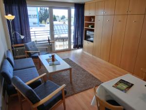 Haus Bergland في نويغايشيناو: غرفة معيشة مع طاولة وكراسي