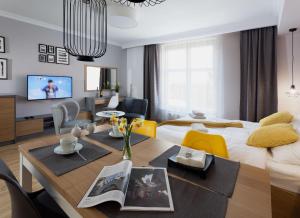 uma sala de estar com uma cama grande e uma sala de jantar em Silver Apartment Old Jewish Quarter em Cracóvia