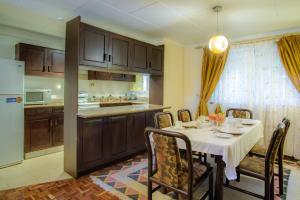 Köök või kööginurk majutusasutuses Mimosa Court Apartments