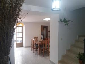 ein Esszimmer und ein Wohnzimmer mit einem Tisch und Stühlen in der Unterkunft La Casa del Pocito in Aracena