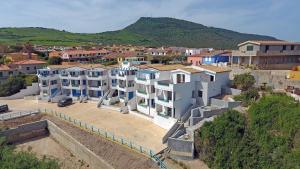 eine Luftansicht einer Stadt mit Häusern in der Unterkunft Diamante Apartments in Valledoria