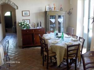 comedor con mesa con sillas y mesa en Agriturismo Il Vecchio Casale, en Vatolla