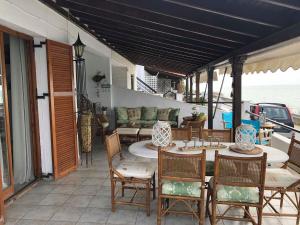 Posezení v ubytování Superior, comfortable seaside home with amazing view