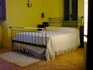 1 dormitorio con 1 cama en una habitación amarilla en Agriturismo Il Vecchio Casale, en Vatolla