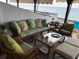 Posezení v ubytování Superior, comfortable seaside home with amazing view