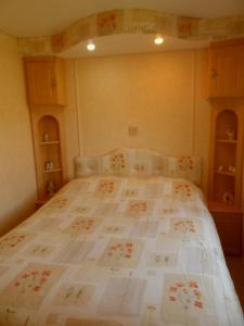 Ένα ή περισσότερα κρεβάτια σε δωμάτιο στο Luxury Mobile Home near Perranporth situated on a quiet farm