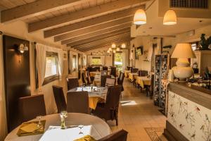 A restaurant or other place to eat at Agriturismo Podere Diamante