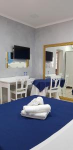 Una habitación con una mesa azul con toallas. en Il Rifugio di Dante, en Sinalunga
