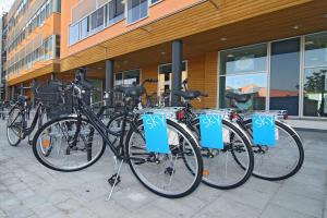 un grupo de bicicletas estacionadas frente a un edificio en Sky Hotel Apartments Tornet, en Linköping