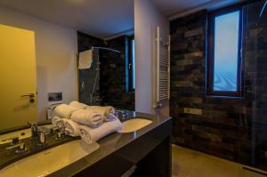 Koupelna v ubytování Apart Hotel Vlad Tepes + 37 fotografií
