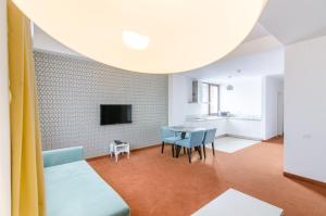 TV a/nebo společenská místnost v ubytování Apart Hotel Vlad Tepes
