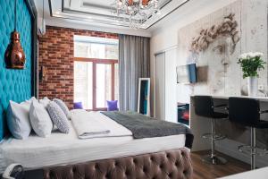 1 dormitorio con cama y pared de ladrillo en Theatre Boutique Apart-Hotel, en Kiev