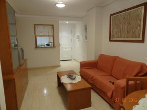 オロペサ・デル・マールにあるCosta Marina III Oropesa Apartmentのリビングルーム(ソファ、テーブル付)