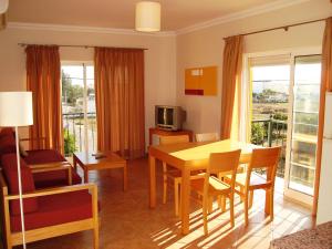 a kitchen and living room with a table and chairs at Alagoa Azul II in Altura