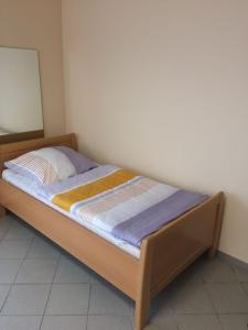 ein Bett mit einem Holzrahmen in einem Zimmer in der Unterkunft Bärenstark Elbe Ferienwohnung in Marschacht